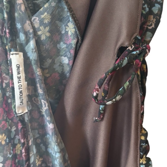 Caution to the Wind Cropped Floral Blouse - Picture 5 of 10